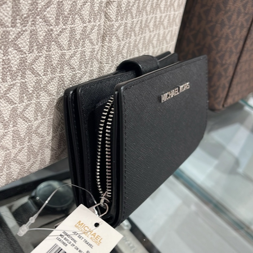 MICHAEL KORS
Medium Crossgrain Leather Wallet
Black 
NWT - Picture 3 of 16